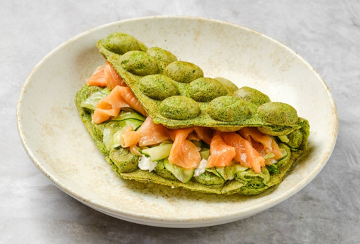 Sanduíche waffle de matcha com salmão (Imagem: Aleksei Isachenko | Shutterstock)