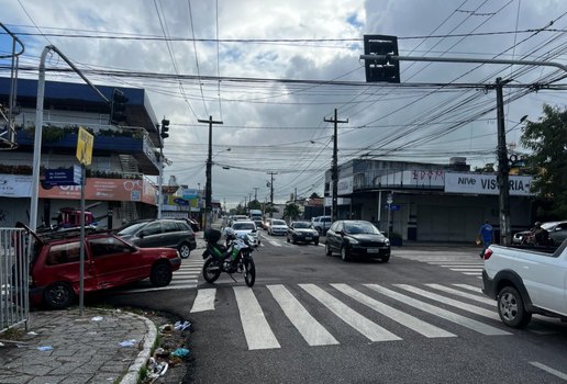 Carro colidiu com outro veículo no cruzamento.