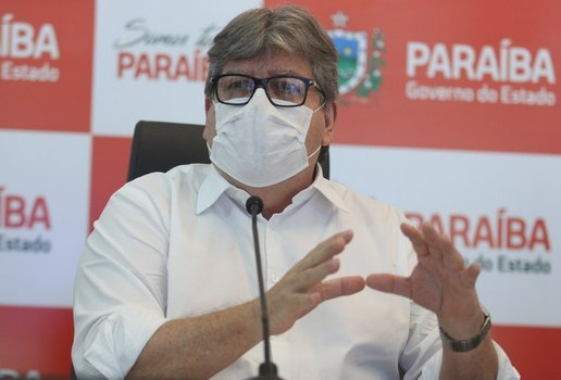 Governador João Azevêdo (Cidadania) durante discurso.