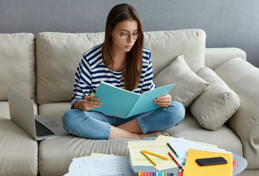 Os vícios de linguagem podem comprometer a clareza da mensagem (Imagem: Cast Of Thousand | Shutterstock)