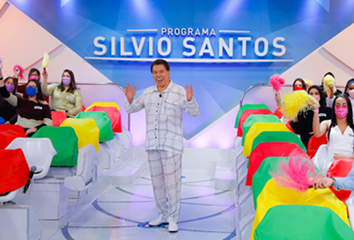 Silvio Santos veste pijama em gravação do programa de Dia dos Pais