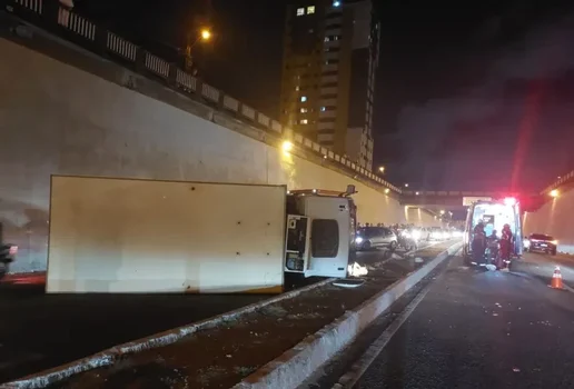 Caminhao tomba e interrompe transito na BR 230 proximo ao Trauma