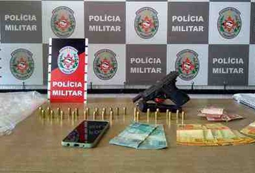 Suspeito e preso com arma municoes e embalagens para comercializar drogas na Capital