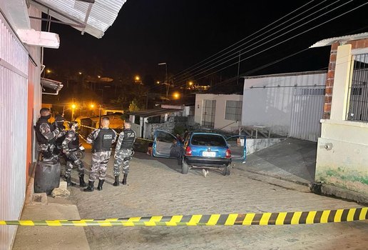 Polícia esteve no local onde casal foi assassinado.