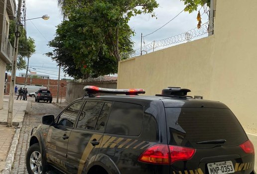 Equipes da Polícia Federal cumpriram mandados na manhã desta quinta-feira (18)