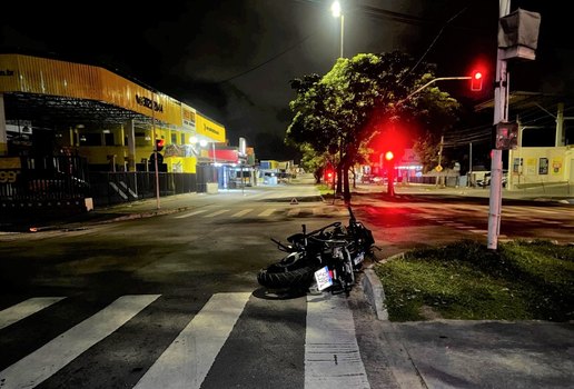 Motociclista ficou ferido após ser atingido por um carro