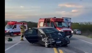 Colisão frontal entre veículos deixa três mortos e feridos na PB