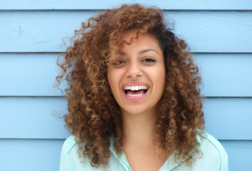 Rotina de cuidados mantém os cabelos crespos e cacheados bonitos (Imagem: mimagephotography | Shutterstock)