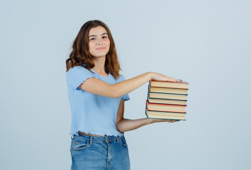 Jovem segurando livros