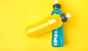 Apesar de parecem iguais, o isotônico e o energético têm finalidades e composições diferentes (Imagem: Vitaly Krivchikov | Shutterstock)