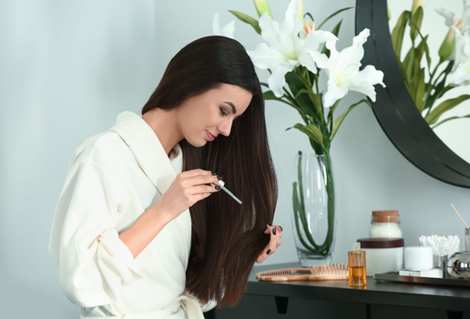 A reposição de óleos naturais é fundamental para manter os fios saudáveis e sedosos (Imagem: Pixel-Shot | Shutterstock)