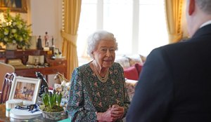 Rainha Elizabeth II disse que reza pelas vítimas