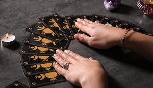 A energia astral da semana favorecerá descobertas pessoais, aprofundamento de laços e clareza para lidar com questões práticas (Imagem: New Africa | Shutterstock)