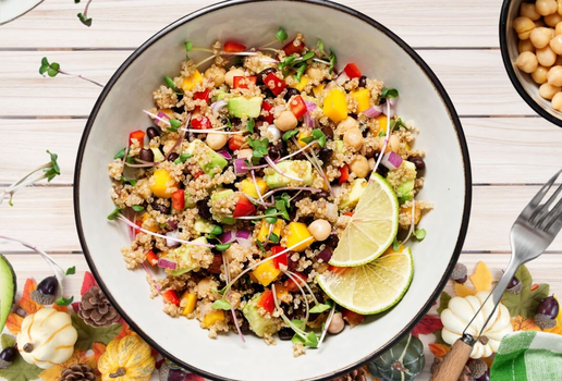 Salada de quinoa com grão-de-bico e abacate (Imagem: Jbi Shah | Shutterstock)