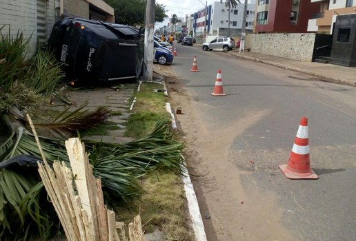 Motorista capotamento intermares