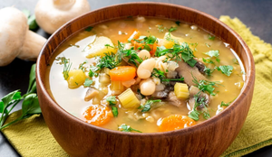 Sopa de feijão-branco com legumes e cogumelo (Imagem: Svetlana Monyakova | Shutterstock)