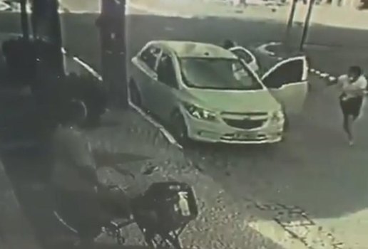 Roubo de carro é flagrado por câmeras de segurança em João Pessoa