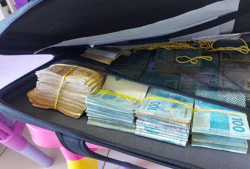 Cerca de R$ 150.000 foram encontrados na casa de um dos investigados