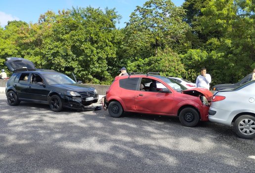 Três carros foram danificados em acidente.