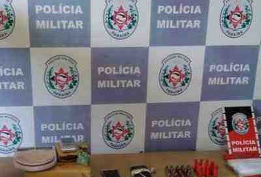Policia Militar apreende quatro armas de fogo municoes e prende dois suspeitos durante desarticulacao de ponto de trafico