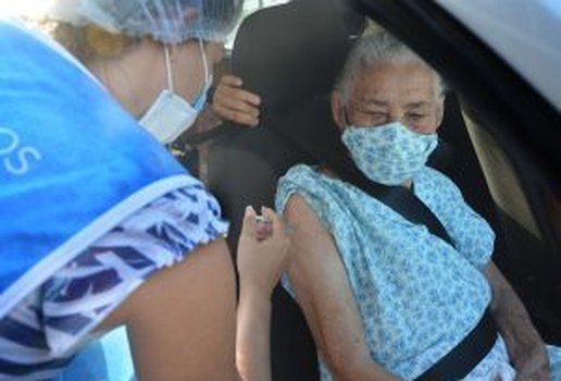 Prefeitura estende vacinacao para idosos a partir de 90 anos no sistema drive thru em dois shoppings