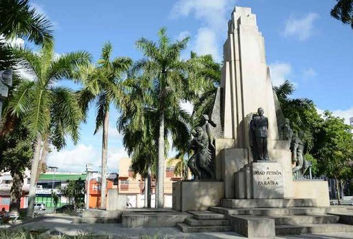 Homenagem ao ex-presidente da Província, João Pessoa Cavalcanti de Albuquerque. É também chamada de “Praça dos Três Poderes” por abrigar o Palácio da Redenção, ALPB e o TJPB.