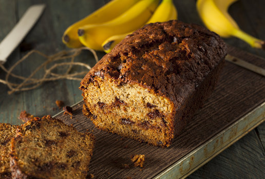 Pão de banana com chocolate (Imagem: Brent Hofacker | Shutterstock)