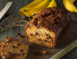 Pão de banana com chocolate (Imagem: Brent Hofacker | Shutterstock)