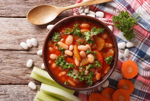 Sopa de feijão-branco com legumes (Imagem: Sergii Koval | Shutterstock)