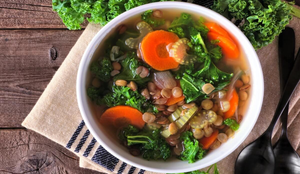 Sopa de lentilha com couve e legumes (Imagem: JeniFoto | Shutterstock)