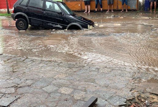 Veículo caiu em uma cratera no bairro da Torre. Proprietário precisou chamar um reboque para resolver o problema