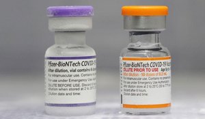 Vacinas contra a Covid-19 para adultos (frasco roxo) e para crianças (frasco laranja).