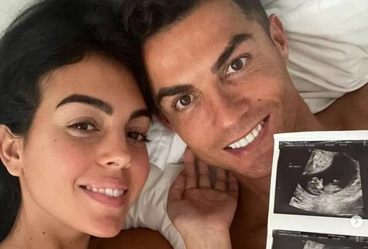 Cristiano Ronaldo e a mulher mostrando fotos da ultrassom.
