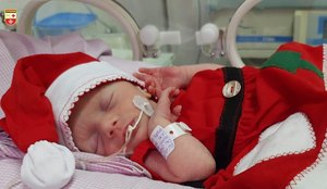 Bebês de UTI neonatal ganham roupinhas de Papai Noel, em JP