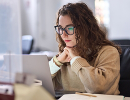 A depressão funcional causa sentimento persistente de vazio, fadiga emocional e perda de sentido na vida (Imagem: insta_photos | Shutterstock)