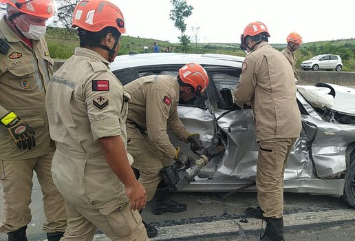 Um idoso ficou preso às ferragens do veículo