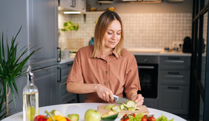 Bons hábitos contribuem para o equilíbrio hormonal, o que favorece a queima da gordura localizada (Imagem: Dikushin Dmitry | Shutterstock)