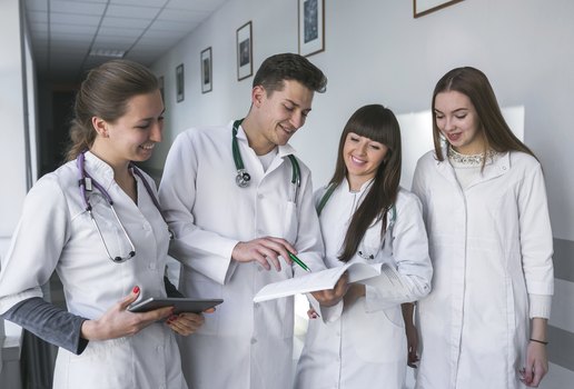 Medicos masculinos e femininos com papeis
