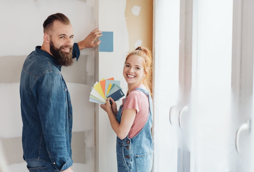 Diversos aspectos podem influenciar a escolha da tinta para a parede (Imagem: stockfour | Shutterstock)