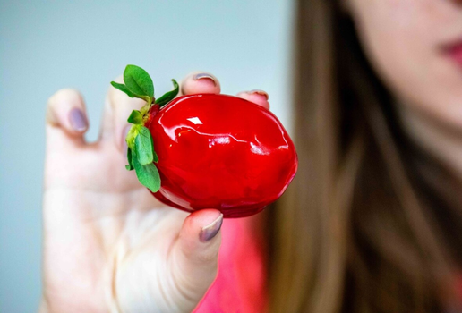 O morango do amor deve ser consumido com equilíbrio para não prejudicar a pele (Imagem: 
Adilson Sochodolak | Shutterstock)