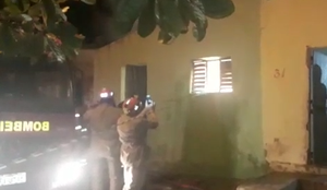 Chamas foram controladas pelo Corpo de Bombeiros.