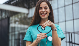 O enfermeiro é um dos profissionais mais próximos da população no cotidiano (Imagem: Dragana Gordic | Shuttterstock)