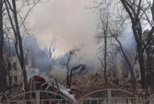 Teatro ficou destruído após ser bombardeado em Mariupol