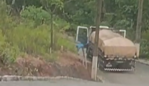 Caminhão desgovernado cair em ribanceira na Paraíba