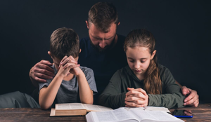 Orar pelos pais é uma forma de expressar gratidão e amor (Imagem: Andrey Zhar | Shutterstock)