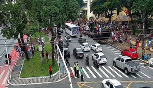 Manifestantes reunidos próximo da escola Lyceu Paraibano, no Centro de JP