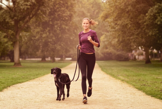 Correr com o cachorro é uma forma de manter o bem-estar e reforçar os laços (Imagem: LarsZ | Shutterstock)