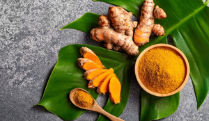 A cúrcuma, rica em curcumina, oferece propriedades antioxidantes e anti-inflamatórias (Imagem: Rostovtsevayu | Shutterstock)