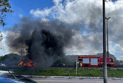 Carro pegou fogo no viaduto do Cristo Redentor