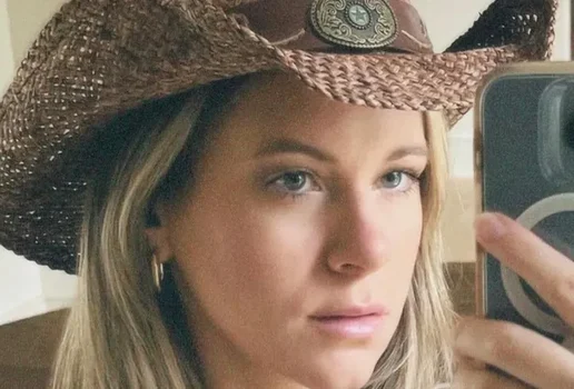 Atriz passa mal em voo e aviao e interditado por mau cheiro